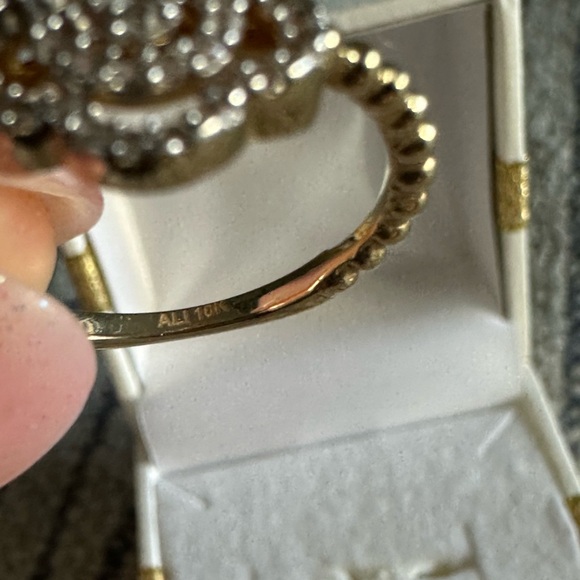 ***SOLD*** 10K gold + little diamonds size 6.5 - Picture 2 of 7